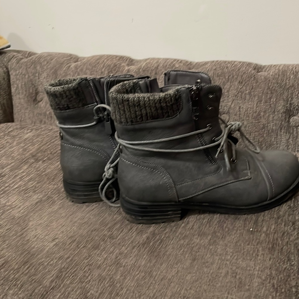 Dream Pairs Peakk Size 9.5 Gray Boots